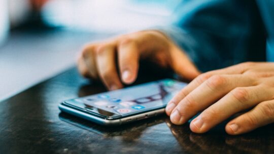Sådan køber du en mobiltelefon online