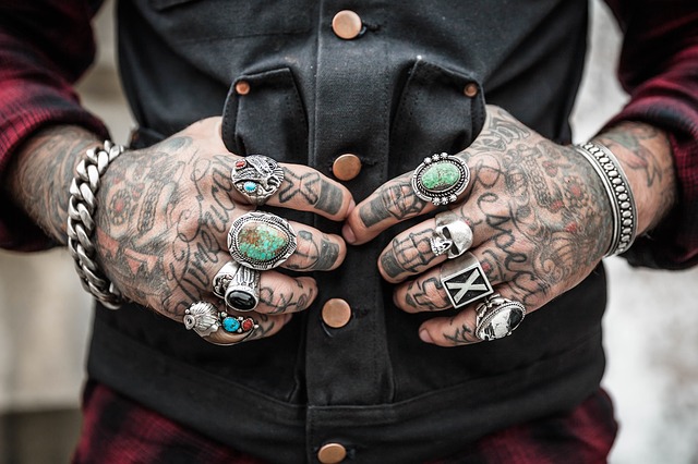 hands-1031131_640